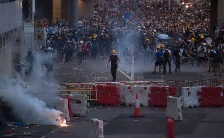 Manifestanti a Hong Kong (archivio L'Unione Sarda)