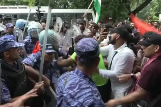 India, esplode la protesta degli "scarafaggi" contro frodi agli esami