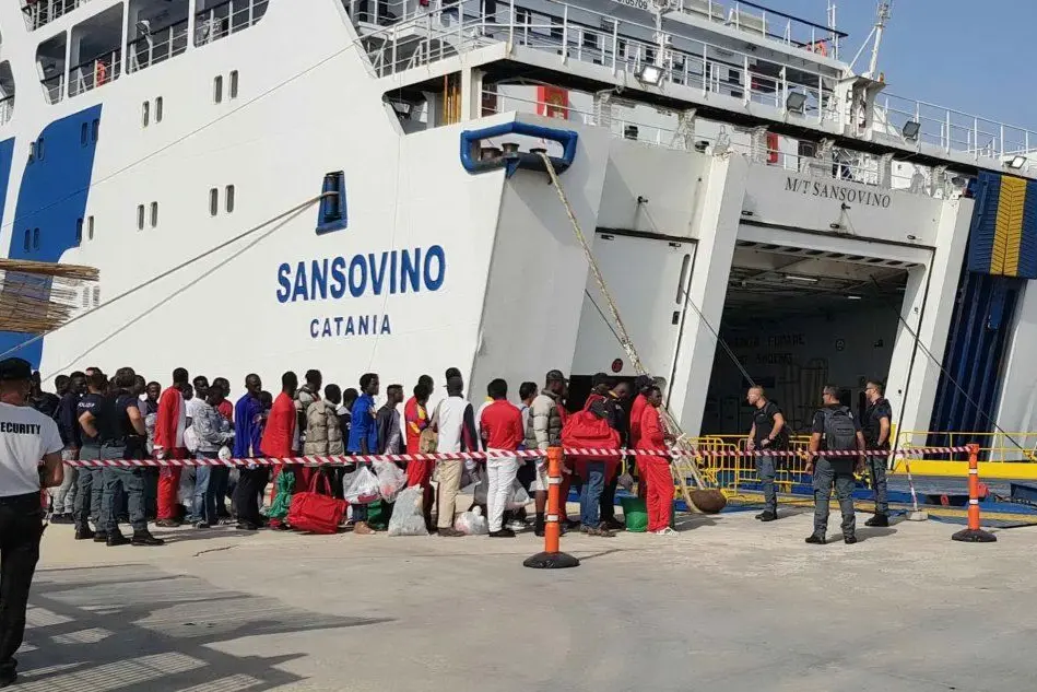 I migranti imbarcati con destinazione Porto Empedocle (Ansa)
