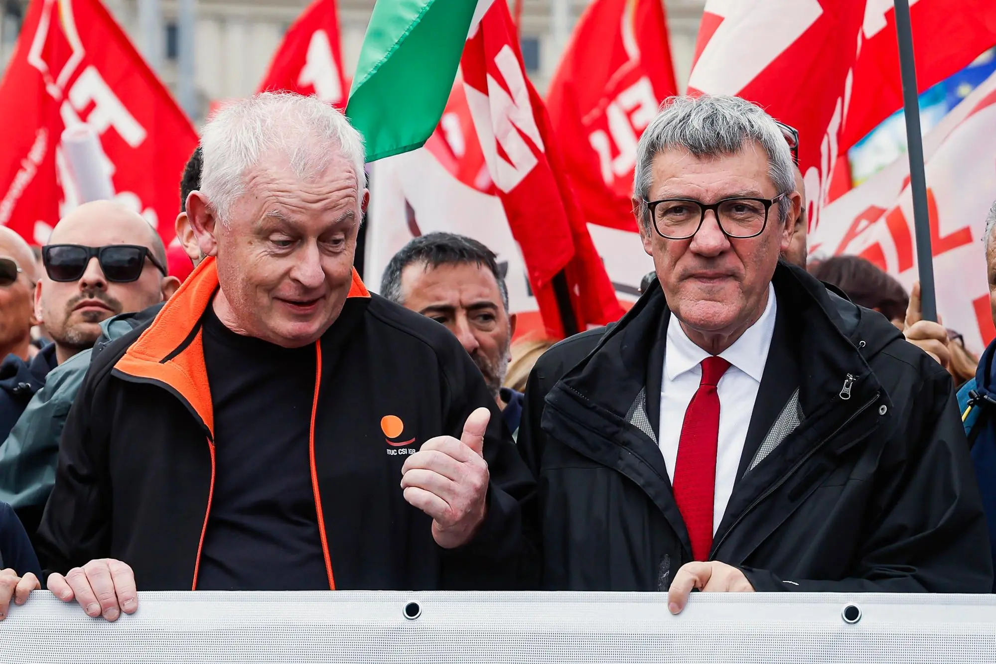 Il segretario generale della Cgil Maurizio Landini con il segretario generale dell’Ituc, Luc Triangle, durante la manifestazione nazionale dell CGIL “Democrazia al lavoro”, Roma, 25 ottobre 2025. ANSA/ANGELO CARCONI