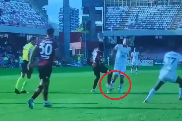 Il fallo da rigore di Koulibaly su Prati