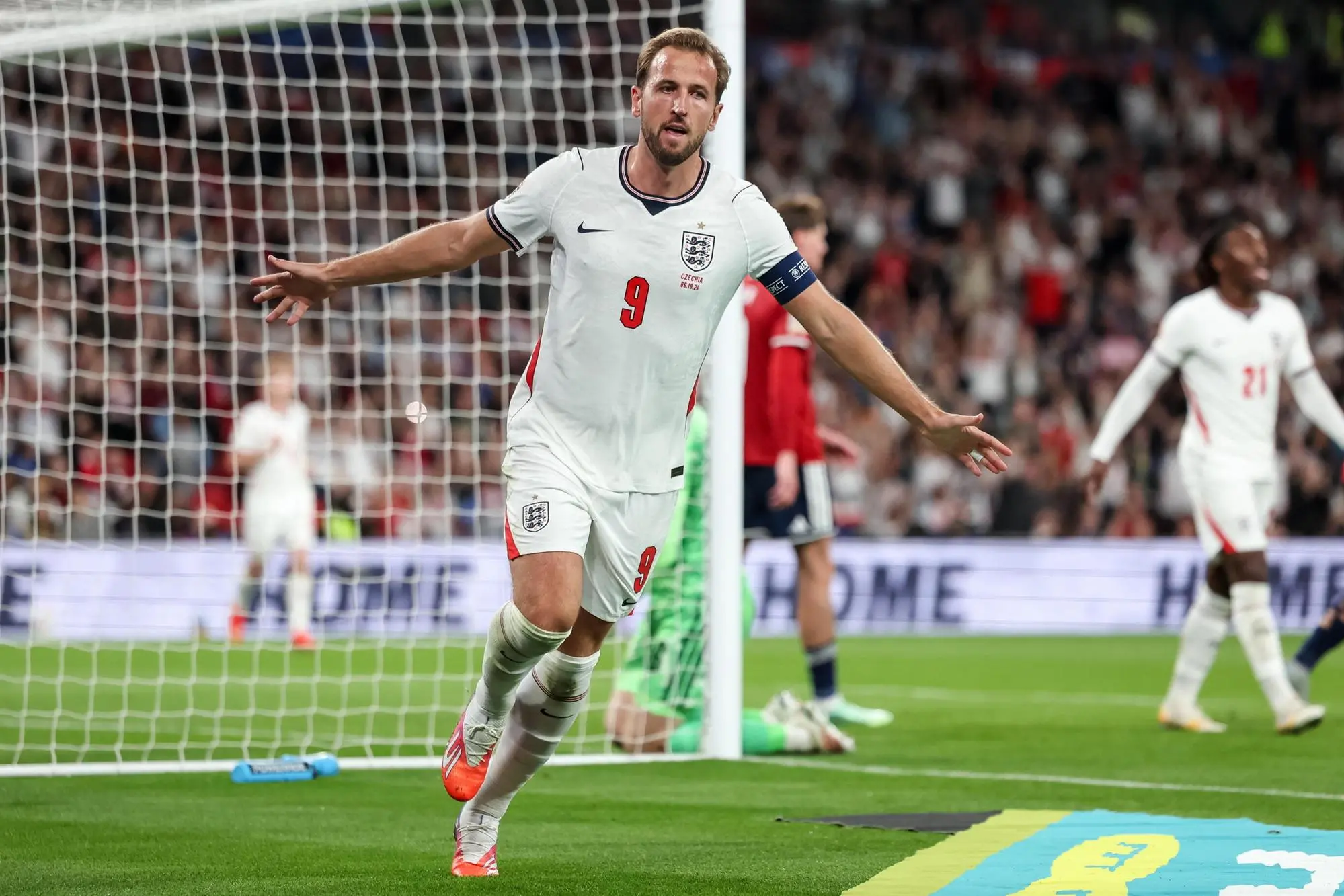 Harry Kane con la maglia dell'Inghilterra: è uno dei favoriti alla vittoria del Pallone d'Oro (Ansa/Epa)