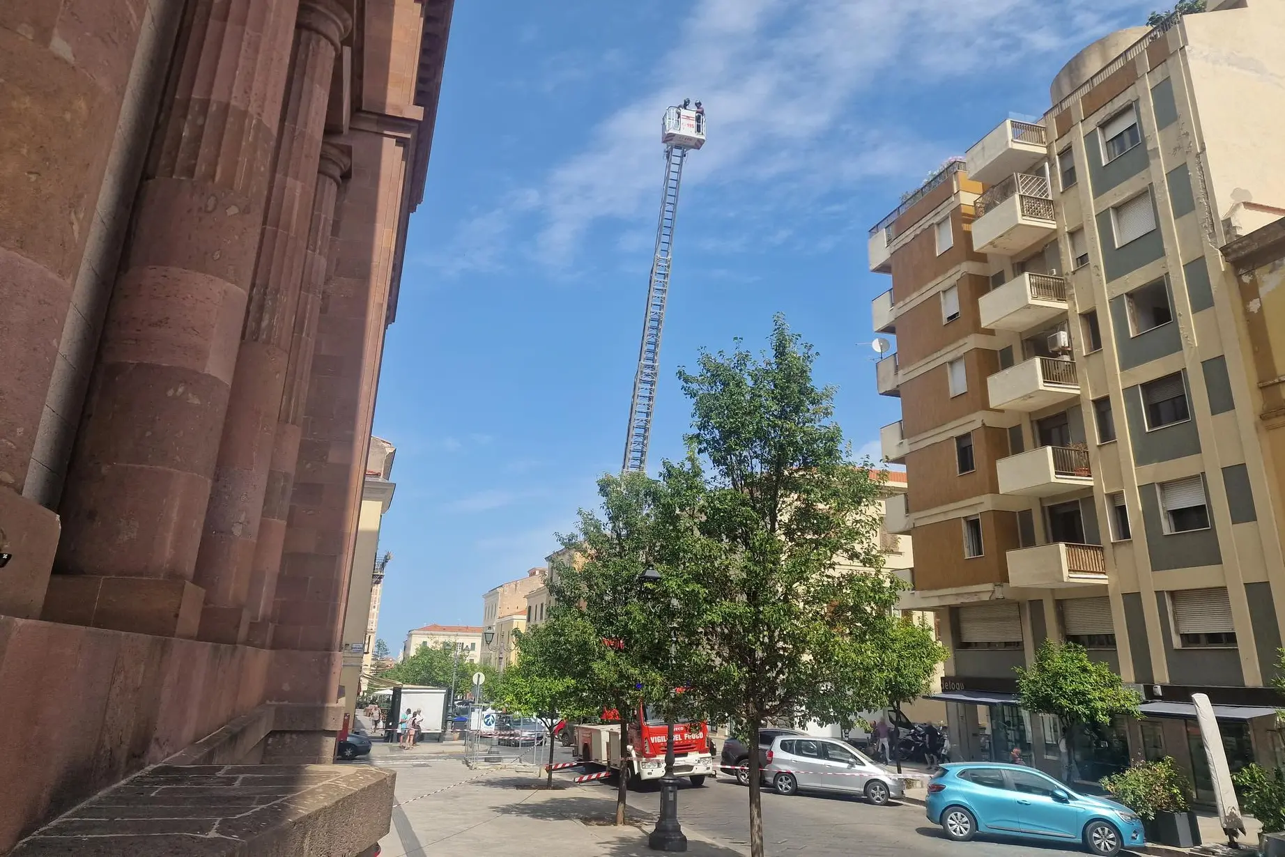 Sassari, l'intervento dei vigili del fuoco in tribunale