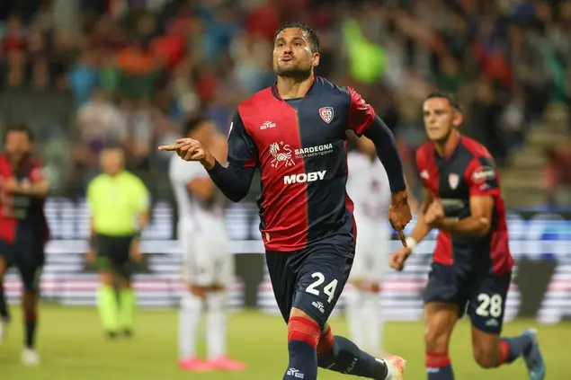 José Luis Palomino esulta per il gol in Cagliari-Torino