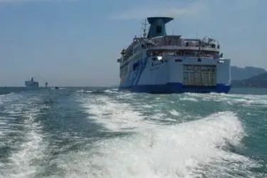 UN TRAGHETTO DELLA MOBY IN NAVIGAZIONE VERSO OLBIA