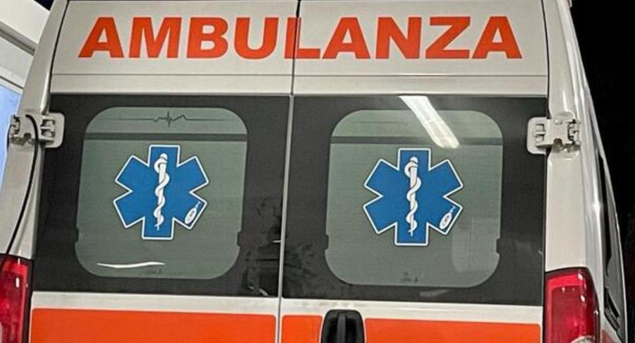 Auto si ribalta sulla 131 Dcn: feriti e traffico in tilt