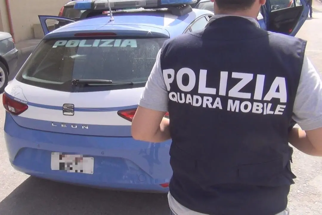 Un agente della squadra mobile di Cagliari