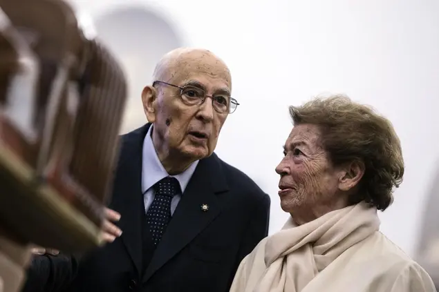 L'ex presidente della Repubblica, Giorgio Napolitano, con la moglie Clio (foto Ansa)