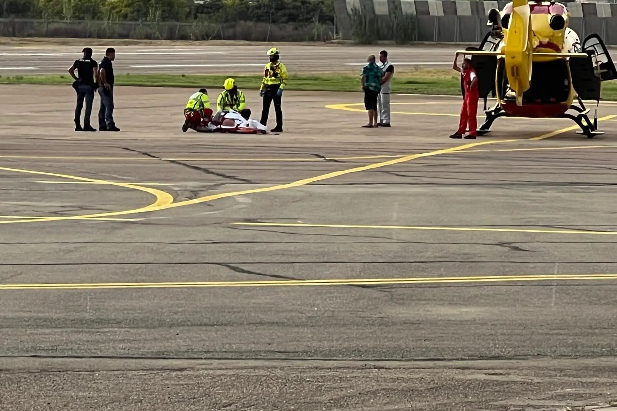 L'elicottero dell'Areus sulla pista dell'aeroporto di Tortolì (foto Secci)