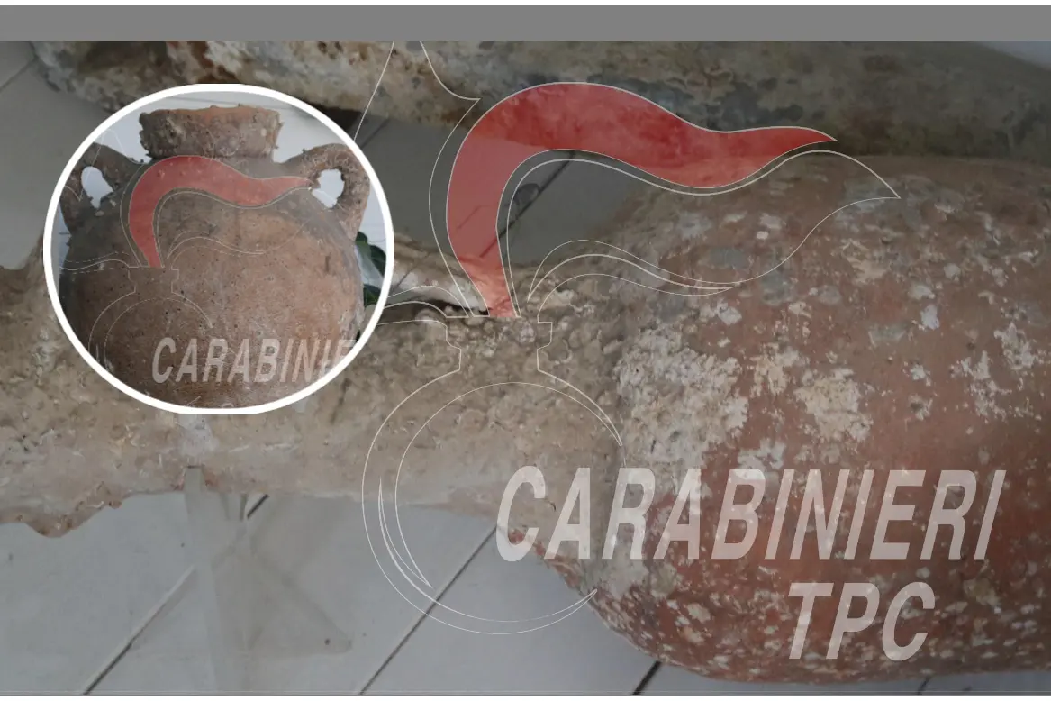 I dettagli di due dei preziosi oggetti recuperati (foto carabinieri)