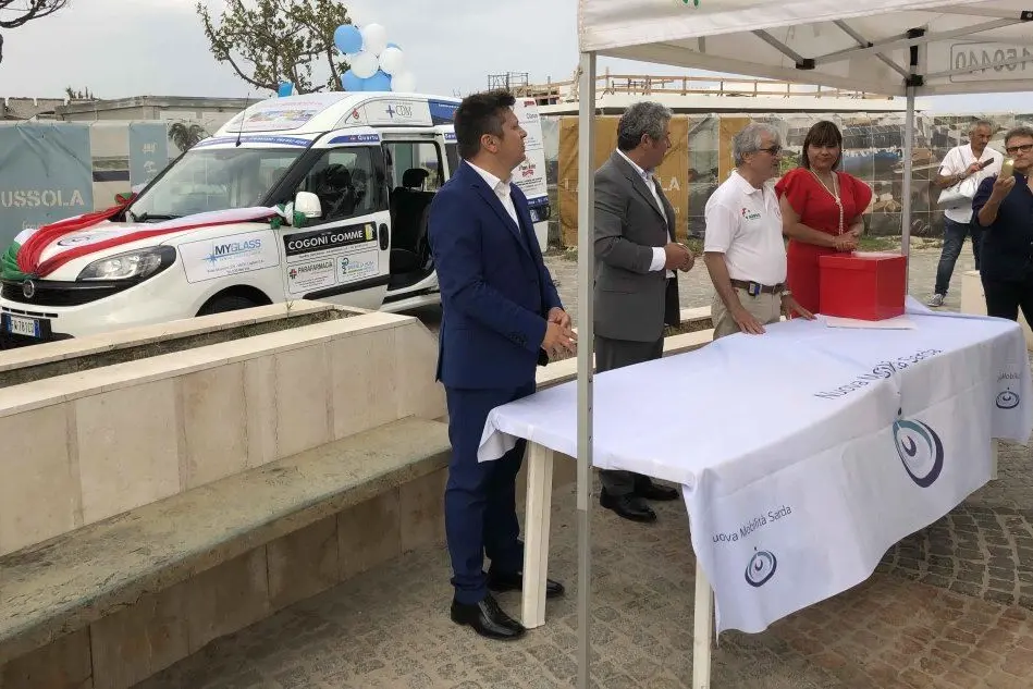 La presentazione del pullmino (L'Unione Sarda - foto Serreli)