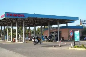 La stazione di servizio dove è avvenuto l'accoltellamento