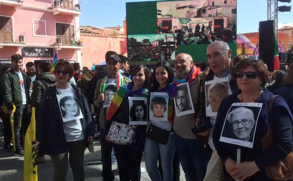 Attivisti in piazza a Olbia (foto Caterina De Roberto)