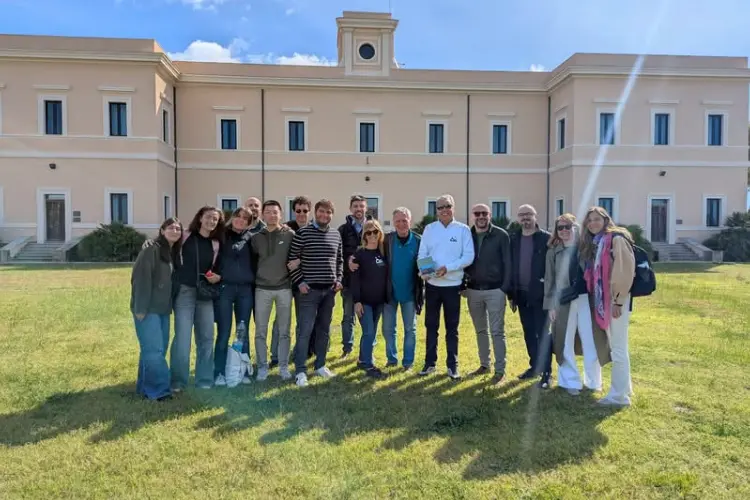 Nando Dalla Chiesa con gli studenti all'Asinara