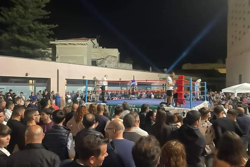 Nella foto il ring di ieri sera ad Alghero e la cornice di pubblico (foto Tellini)