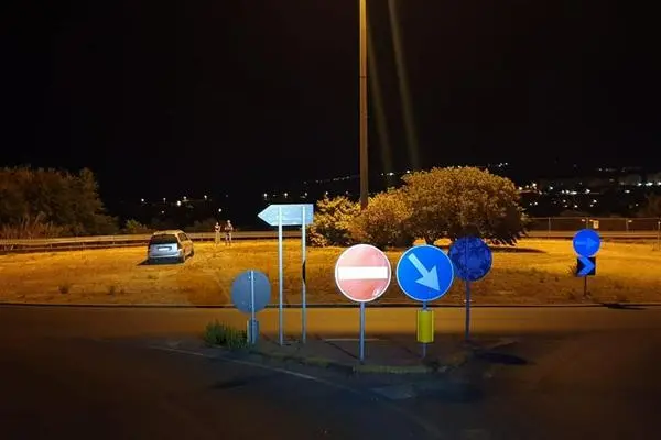 L'auto abbandonata a Sassari (foto Floris)