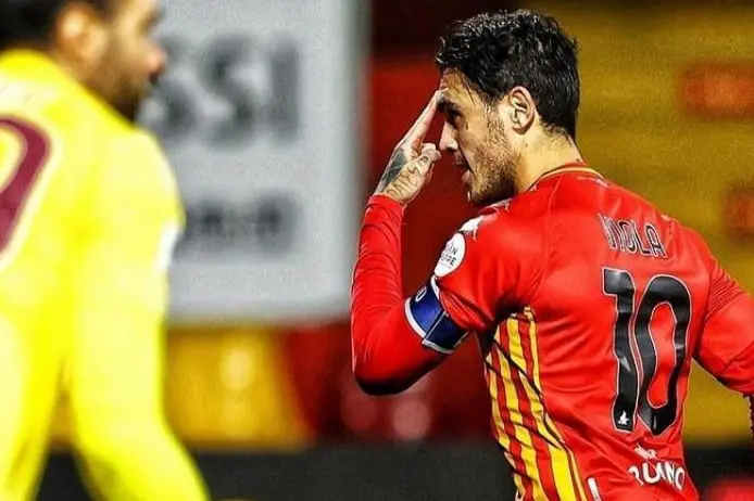 Nicolas Viola con la maglia del Benevento (dal suo profilo Instagram)