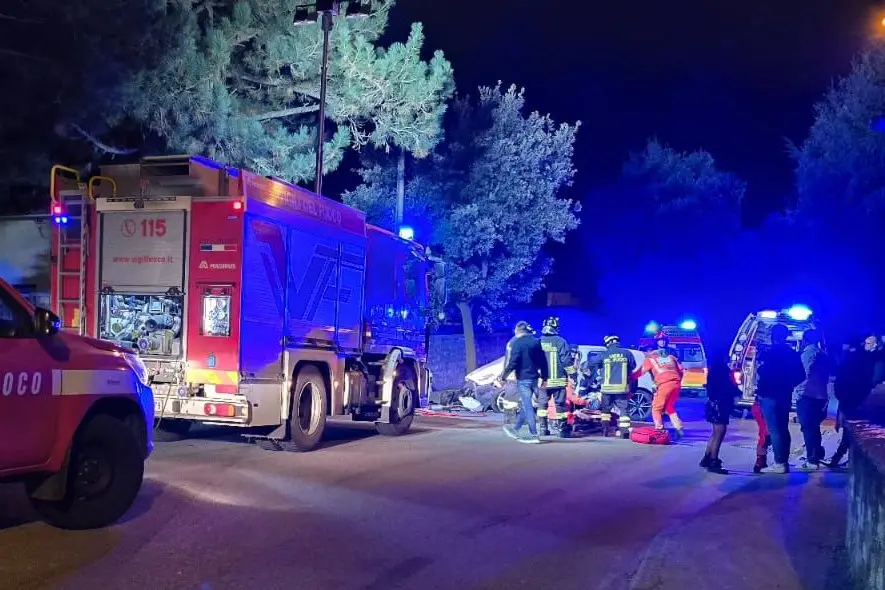 Vigili del fuoco sul luogo dell'incidente a Orani (foto Vvff)
