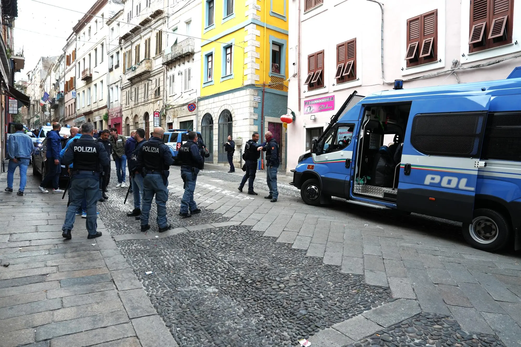 Il blitz della polizia nei giorni scorsi a Sassari (foto Floris)