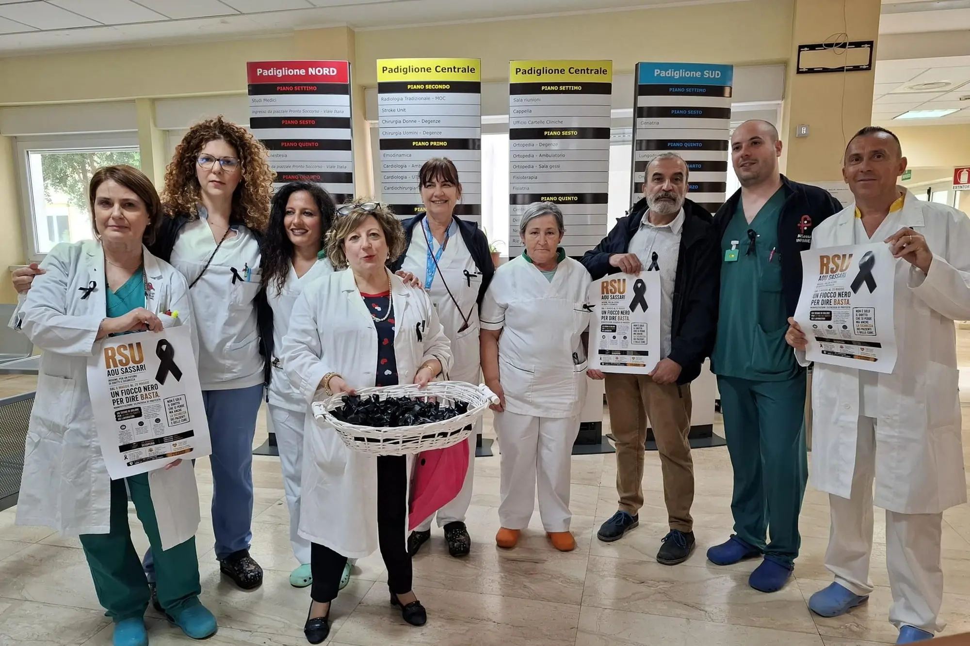 Alcuni dipendenti dell'Aou con il fiocco nero