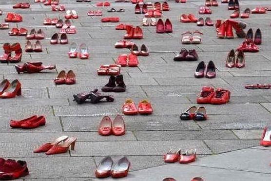 Scarpette rosse, simbolo della lotta contro la violenza sulle donne (foto archivio L'Unione Sarda)