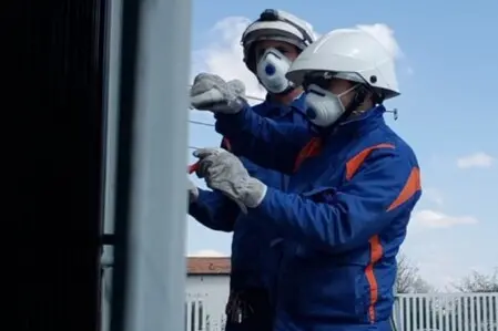 Operai al lavoro (foto Ansa)