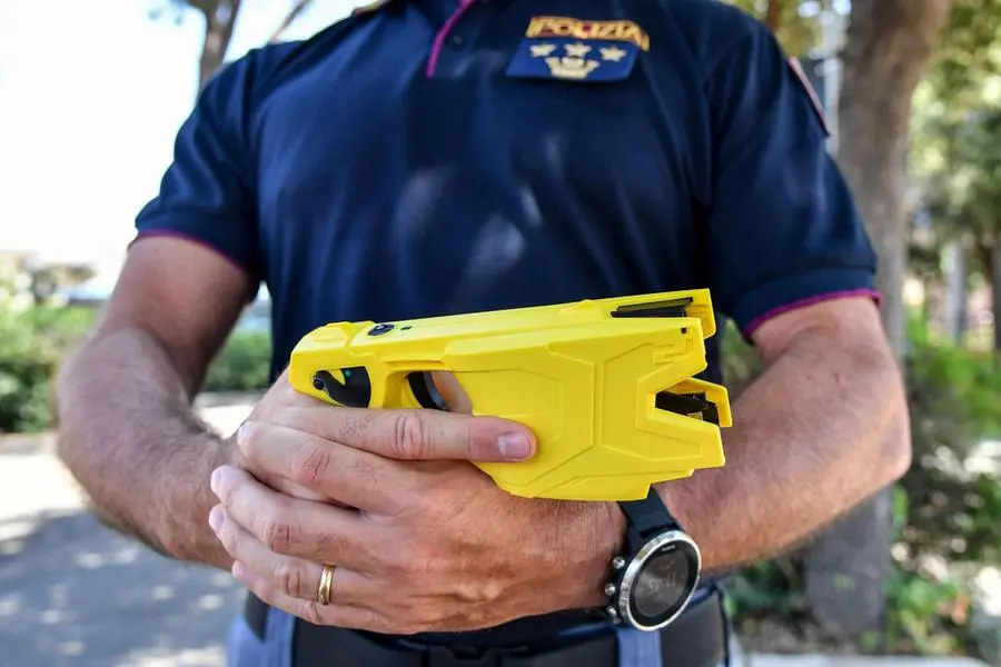 Un agente di polizia impugna un taser (Ansa)