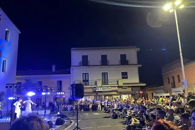 I turisti in piazza a Cabras durante un evento promosso dal Comune (Foto Sara Pinna)
