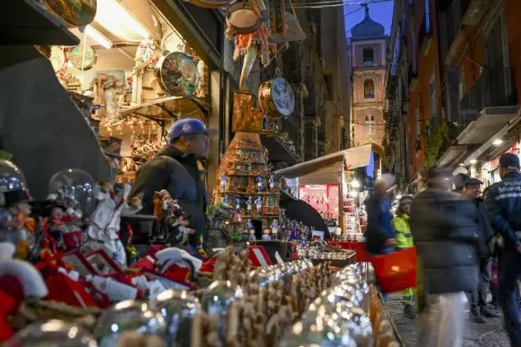 Le botteghe a San Gregorio Armeno (Ansa)