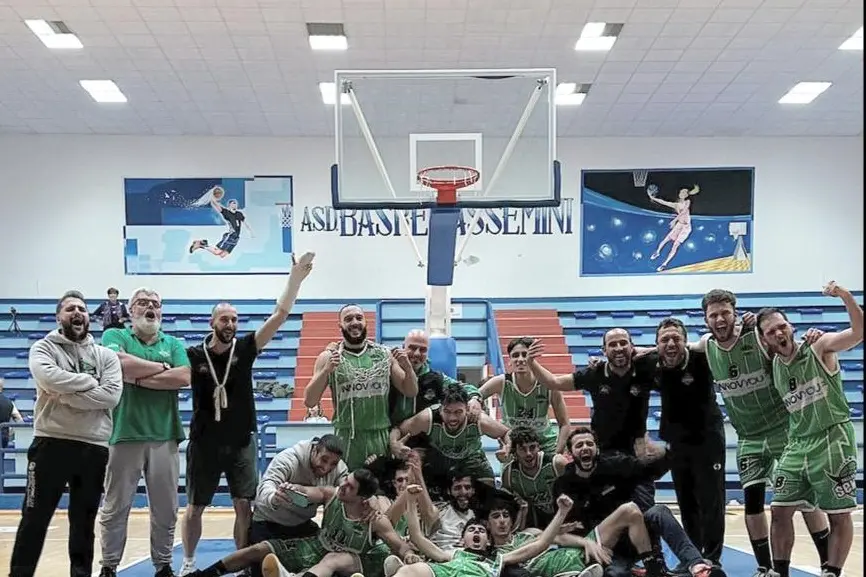 I festeggiamenti della Innovyou Sennori al termine della gara di Assemini (foto concessa dalla Innovyou Sennori)