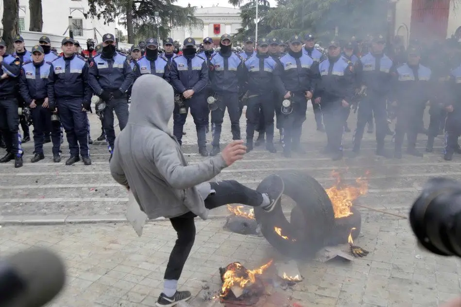 Momenti di tensione fra manifestanti e polizia a Tirana (Ansa)