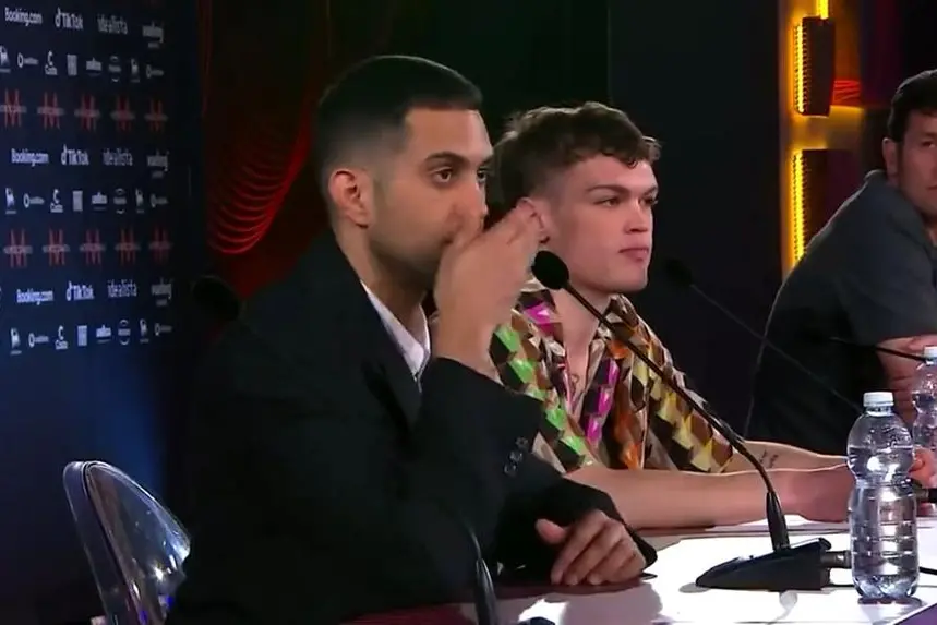 Mahmood si porta una mano alla bocca dopo la gaffe (fermo immagine)