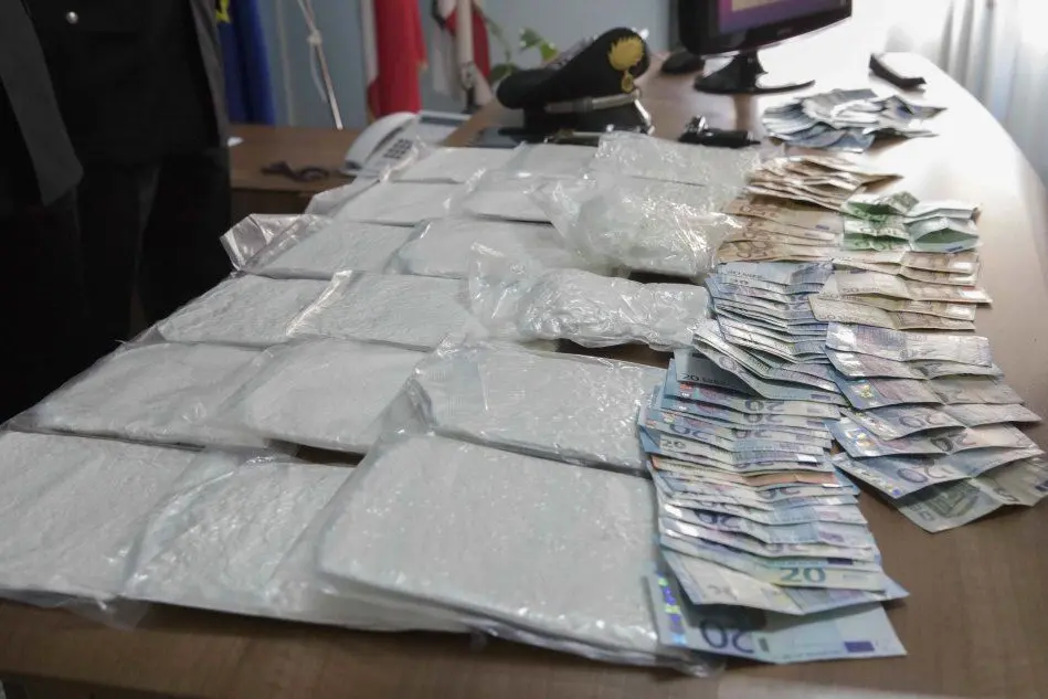 La cocaina e i soldi sequestrati a Villanovatulo (foto Pintus)