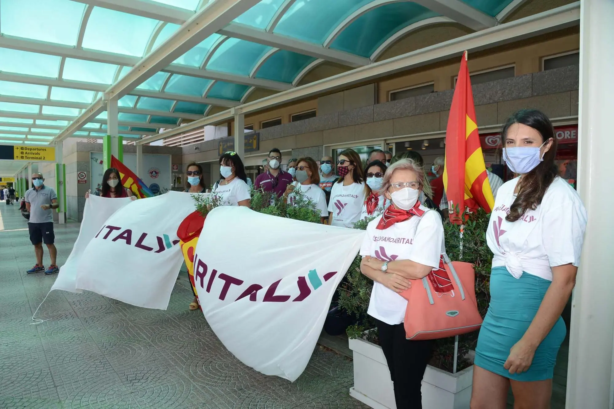 Manifestazione dei dipendenti Air Italy davanti all'aeroporto di Olbia (Foto Antonio Satta)