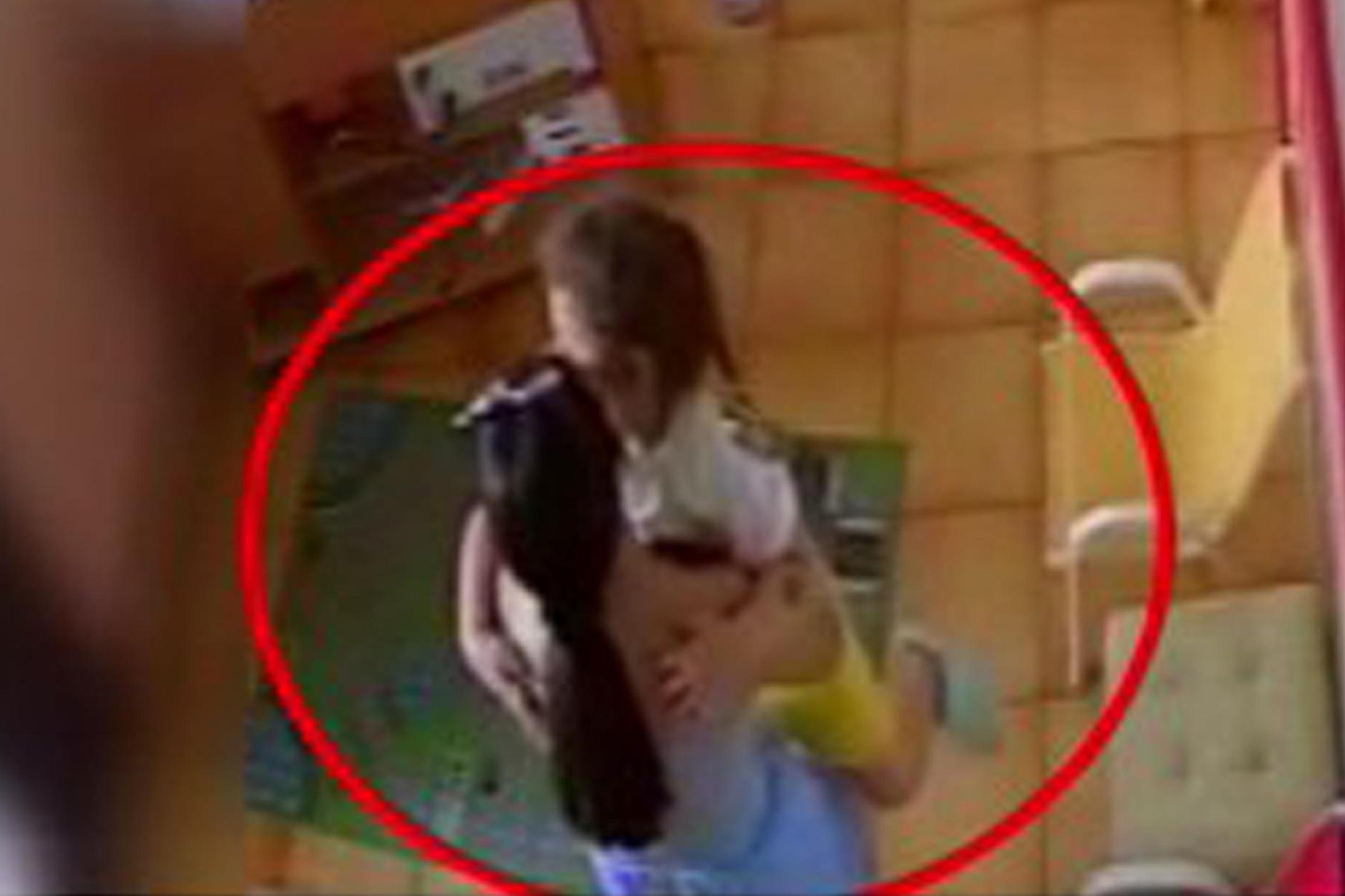 Un fotogramma dal video dell'ultimo abbraccio tra Martina Patti e la figlia Elena (Ansa - Ufficio stampa Carabinieri)