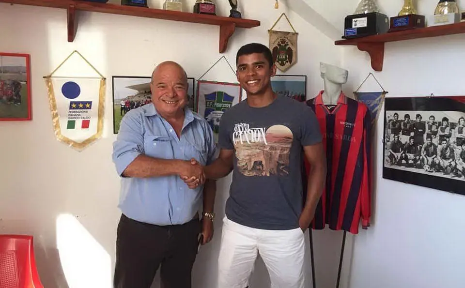 Ciccu con il nuovo centrocampista Felipe Silva, ex Serramanna (foto L'Unione Sarda - Farris)