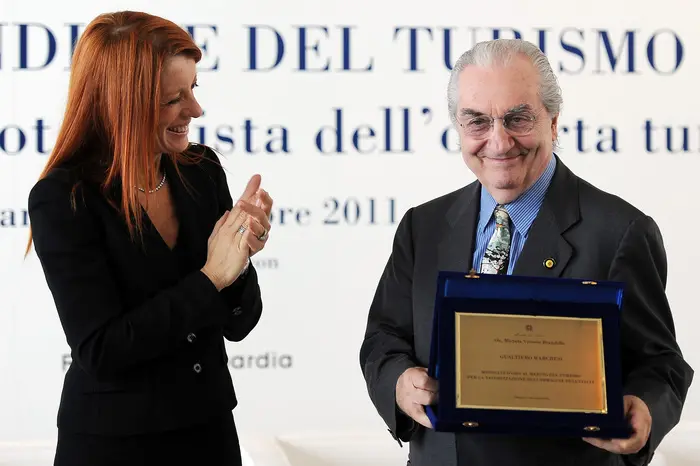 Applaudito dall'allora ministra Brambilla dopo aver ricevuto un premio