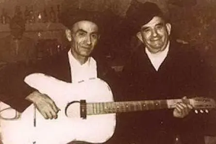 Nella foto il chitarrista Adolfo Merella e il cantante Ciccheddu Mannoni
