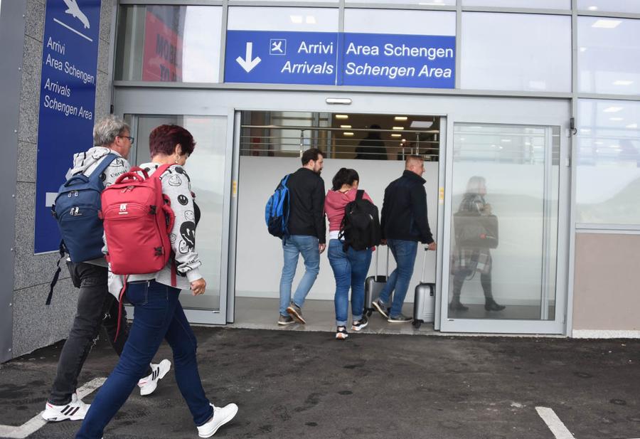 Assalto all’aeroporto di Alghero, condanne definitive: Florin Vaduva si consegna alla Polizia