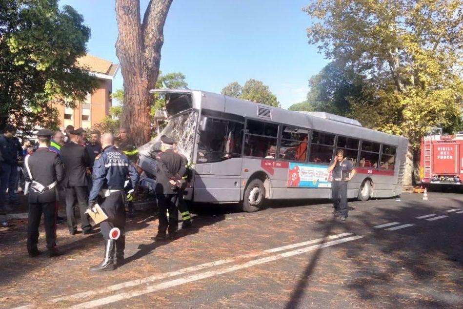 Roma, bus contro un albero: &quot;Ci sono feriti gravi&quot;