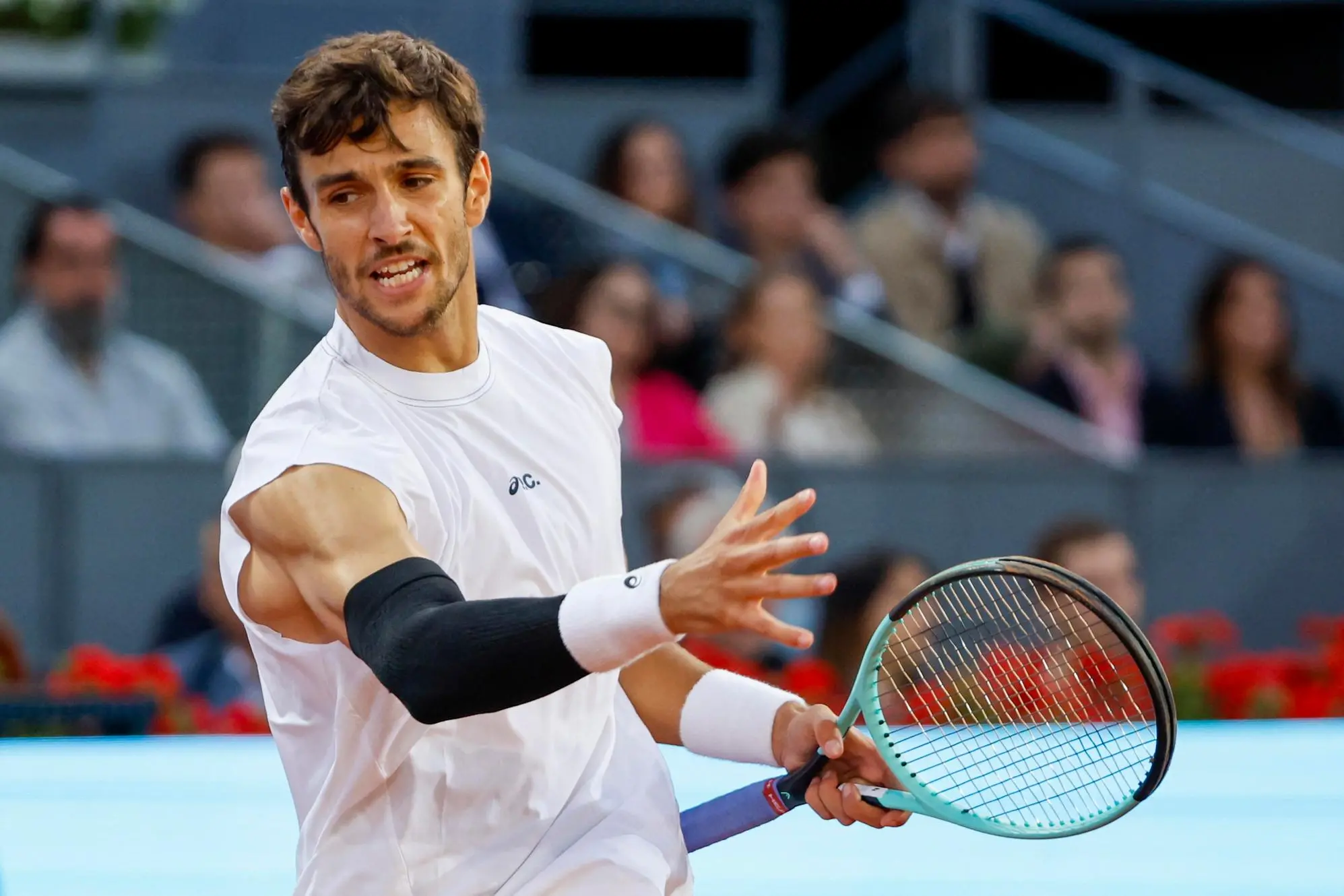 epa12070043 Lorenzo Musetti of Italy gestures during his semi-finals match against Jack Draper of Britain at the Madrid Open tennnis tournament in Madrid, Spain, 02 May 2025. EPA/SERGIO PEREZ