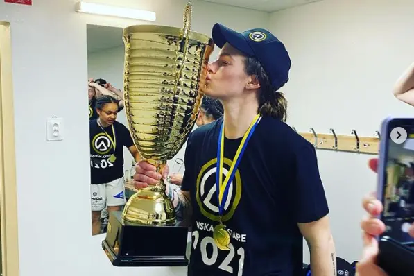 Maggie Lucas col trofeo vinto in Svezia (foto Marras)