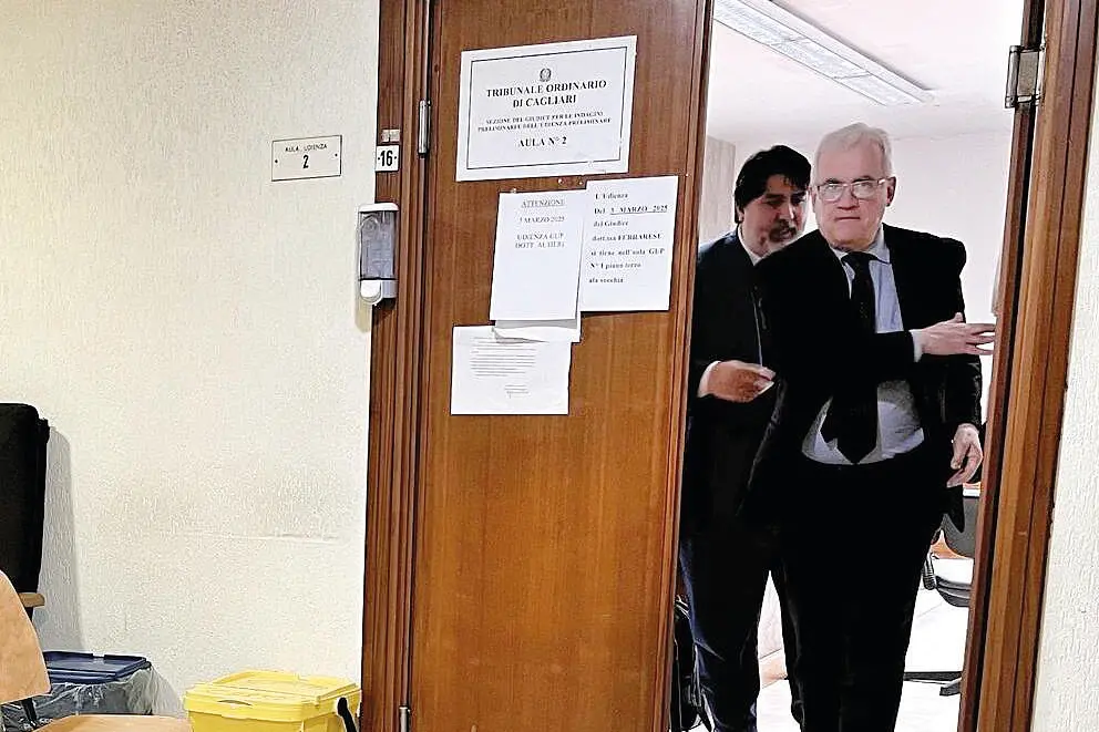 L’ex governatore Christian Solinas esce dall’aula del Gup del Tribunale dietro al suo difensore, l’avvocato Salvatore Casula