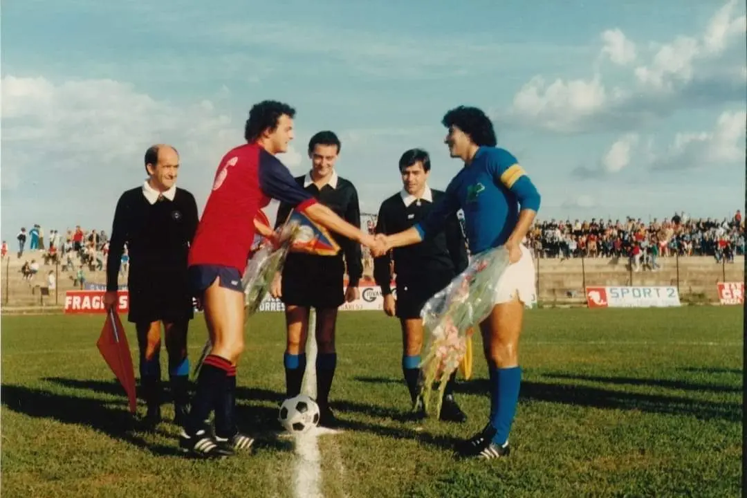 Un inizio gara di serie D degli anni 80 tra Tempio e Porto Torres: a sinistra Massimo Fusar, a destra Gavino Razzu (foto Tellini)