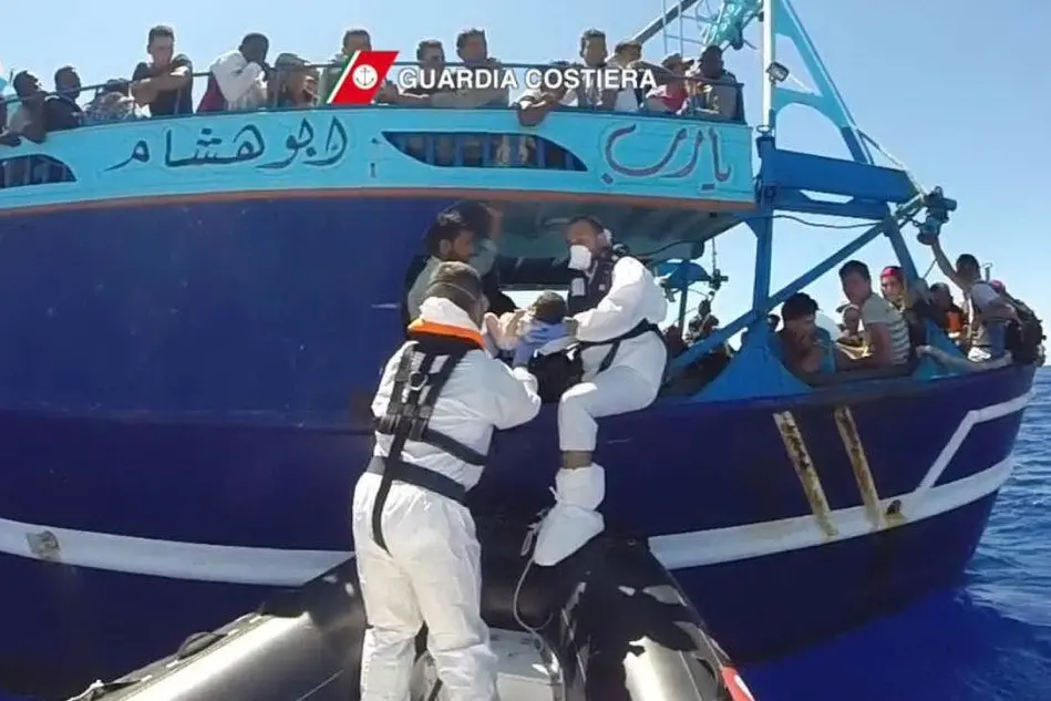 I soccorsi a un barcone di migranti (Foto Guardia Costiera)