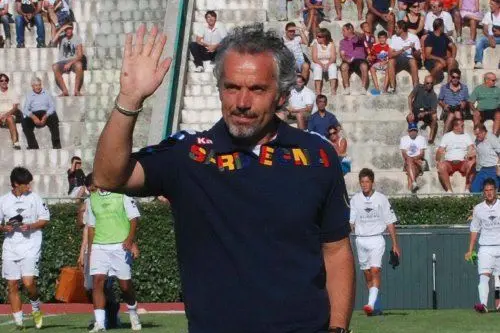 Donadoni saluta il pubblico prima dell'ultima amichevole del Cagliari ad Arzachena