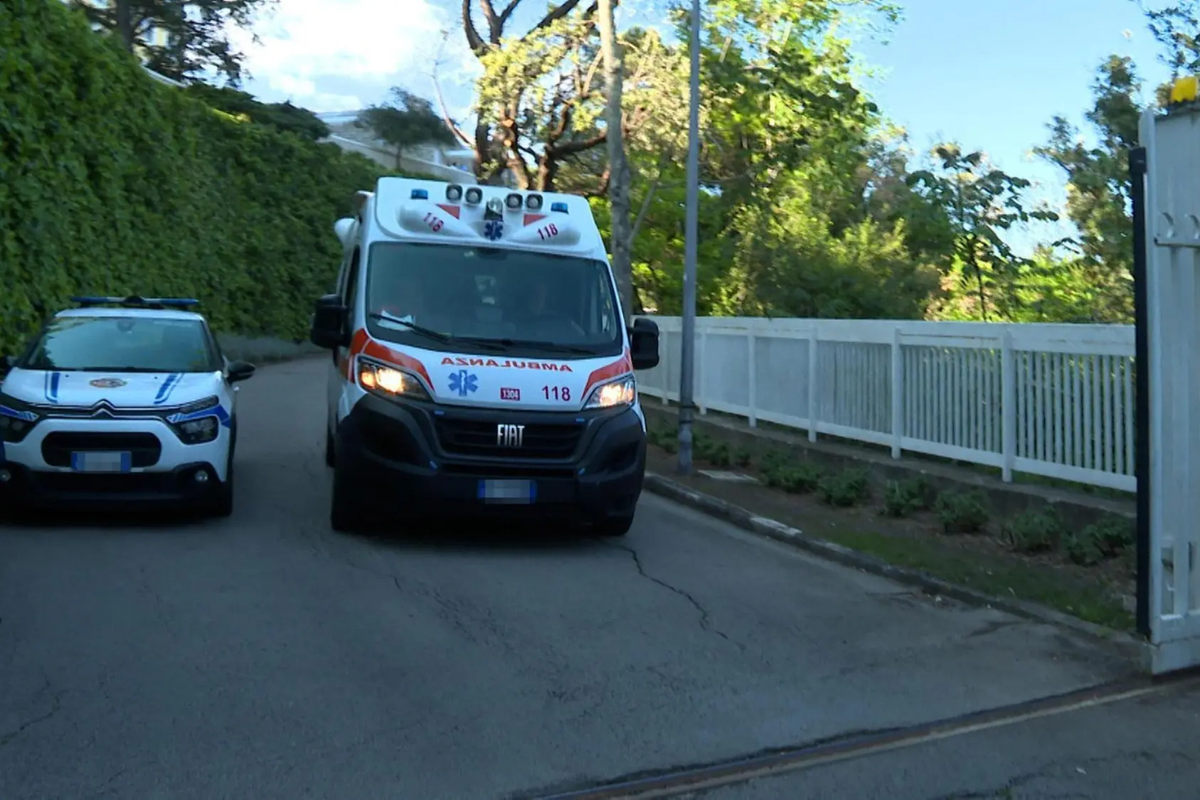 I soccorsi davanti al centro termale dove è avvenuta la tragedia (Ansa)