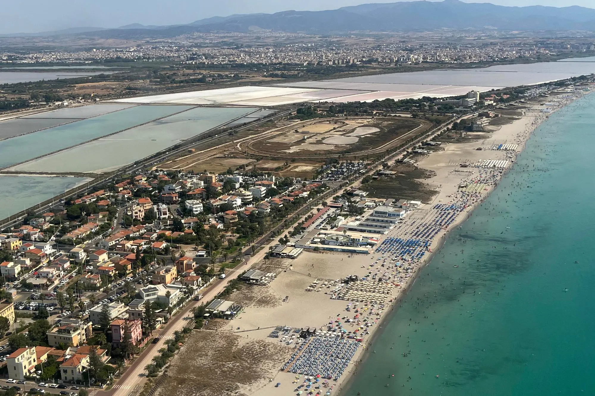 Una panoramica del Poetto di Cagliari (Archivio L'Unione Sarda)
