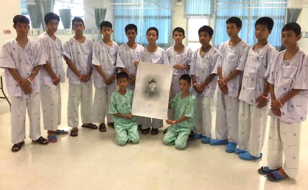I 12 ragazzini salvati con la foto del sub morto durante le operazioni di soccorso