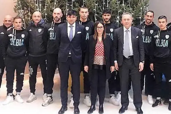 Foto di gruppo sotto l'albero di Natale del Mater Olbia (in primo piano Salvagno, Falsetti e Marino)